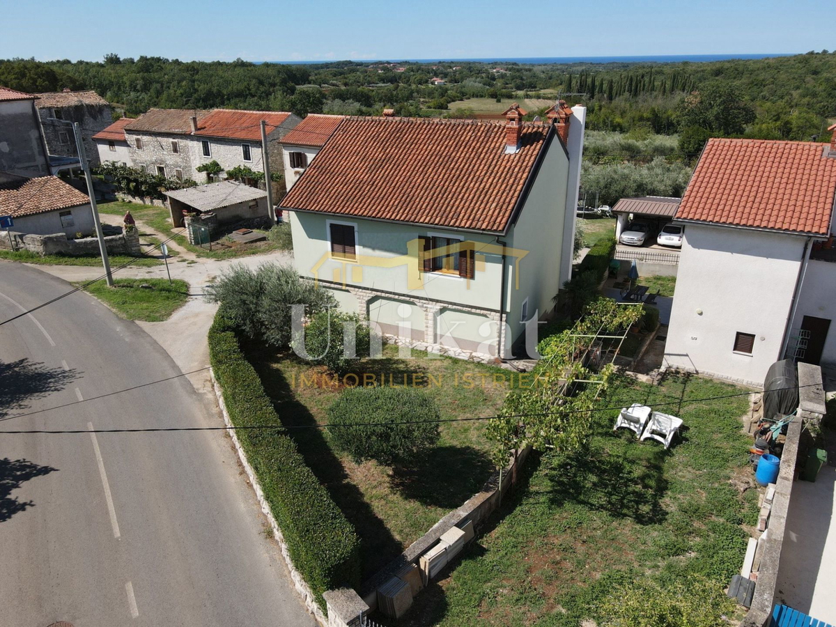 Samostojna hiša z stanovanjem, kletjo in garažo ter pogledom na morje, Buje